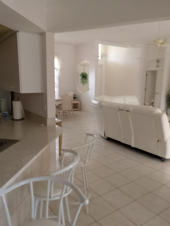 Interior - 3-bedroom villa in enchanting Cape Coral with WiFi, AC, Pool (Cape Coral)