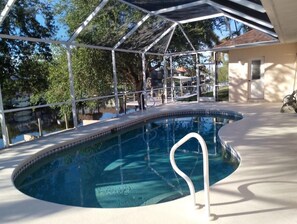 Outdoor pool, a heated pool - 3-bedroom villa in enchanting Cape Coral with WiFi, AC, Pool (Cape Coral)
