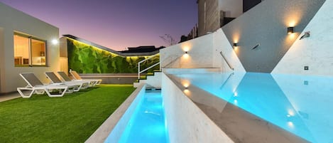 UppvÀrmd pool