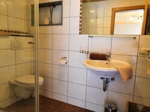 Dusche, Haartrockner, Handtücher, Toilettenpapier