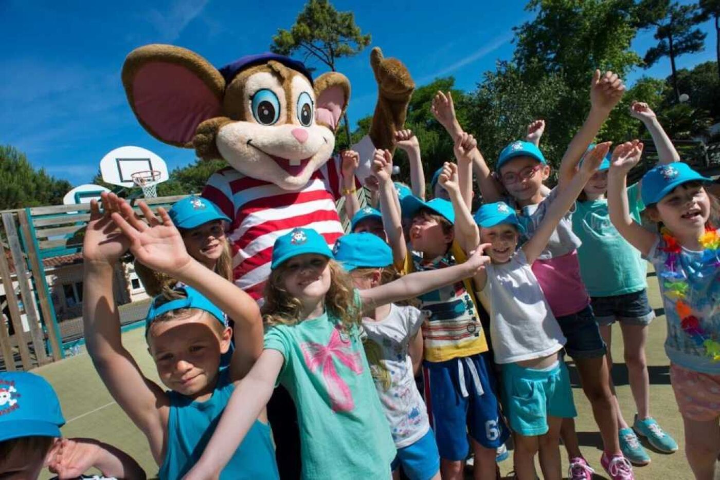 Un personaje promocional con niños en un parque.