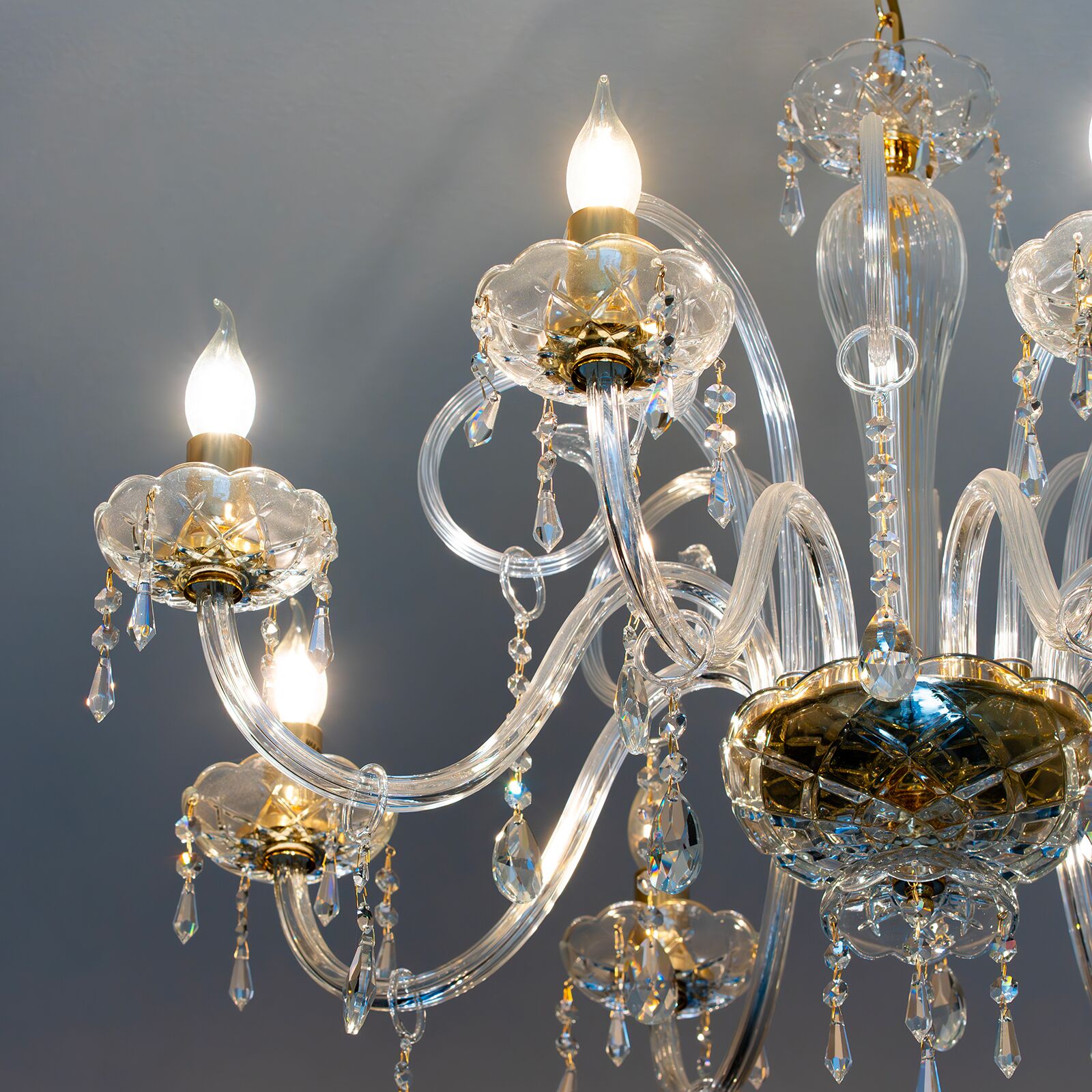 Un lustre à plusieurs bras, orné de décorations en cristal.