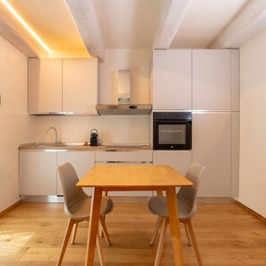 Standard-Apartment | Eigene Küche | Großer Kühlschrank, Mikrowelle, Ofen, Herdplatte