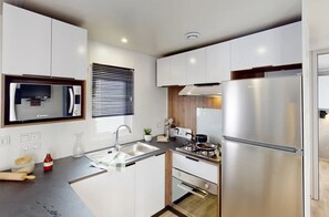 Køleskab, mikrobølgeovn, ovn, kogeplade