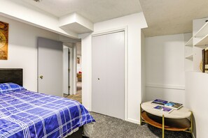 4 habitaciones, escritorio y tabla de planchar con plancha