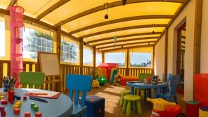 Ein Spielbereich für Kinder mit bunten Möbeln und Spielsachen.