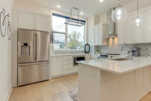 Fridge, microwave, stovetop, dishwasher - Near Downtown: Luxury Townhome in Bentonville! (Bentonville)