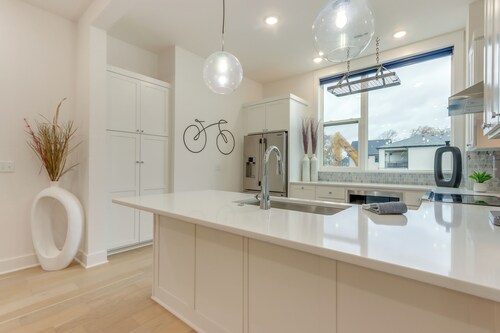 Near Downtown: Luxury Townhome in Bentonville!