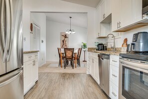 Fridge, microwave, oven, stovetop - 2 Mi to Cocoa Riverfront Park: Home w/ Patio! (Cocoa)
