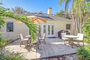 Outdoor dining - Walk to Beach! Old Naples Escape w/ Patio & Grill (Naples)