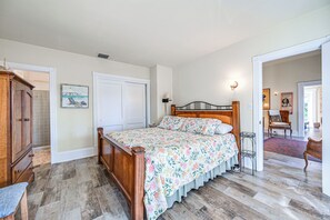 3 bedrooms, iron/ironing board, WiFi, bed sheets - Walk to Beach! Old Naples Escape w/ Patio & Grill (Naples)