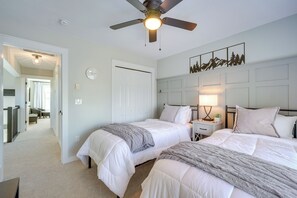 3 bedrooms, iron/ironing board, Internet, bed sheets - 1 Mi to Waterpark: Mtn-View Poconos Hideaway! (Tannersville)