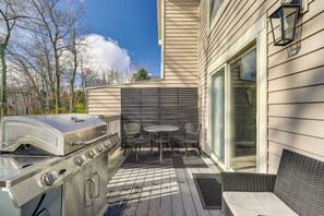 Outdoor dining - 1 Mi to Waterpark: Mtn-View Poconos Hideaway! (Tannersville)