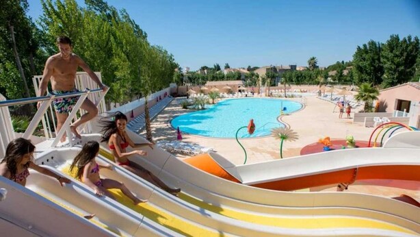 Un parc aquatique doté de nombreux toboggans et d’un espace piscine.