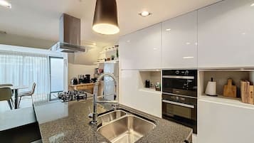 Een koelkast, een microgolfoven, een oven, een kookplaat