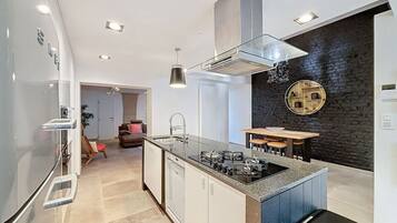 Een koelkast, een microgolfoven, een oven, een kookplaat