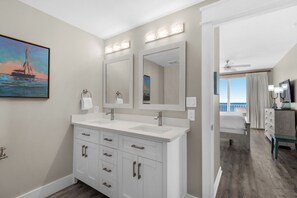 3 habitaciones, escritorio y tabla de planchar con plancha