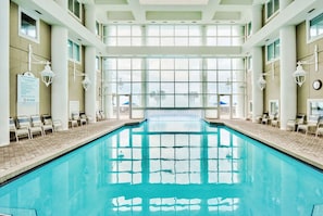 Una piscina techada, una piscina climatizada