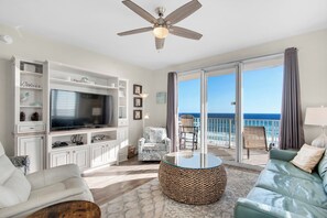 Smart-tv, een dvd-speler, boeken en een stereo