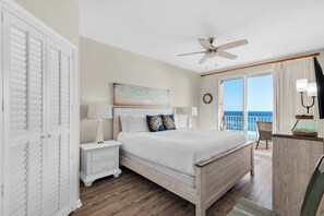 3 slaapkamers, een bureau, een strijkplank/strijkijzer, reisbedje