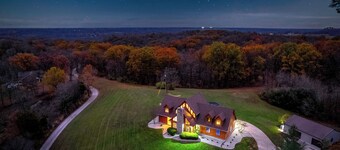 Luxe Bourbon Trail Cabin– Hot Tub/Pickleball/Fire Pit/Pool/Game Room