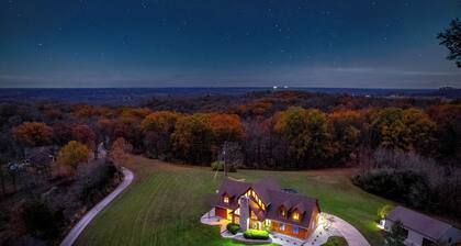 Luxe Bourbon Trail Cabin– Hot Tub/Pickleball/Fire Pit/Pool/Game Room