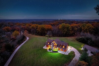 Luxe Bourbon Trail Cabin– Hot Tub/Pickleball/Fire Pit/Pool/Game Room