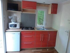 Geladeira, micro-ondas, cooktop