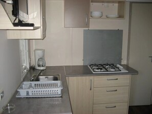 Réfrigérateur, micro-ondes, plaque de cuisson