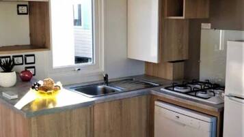 Geladeira, micro-ondas, cooktop