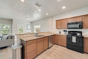 Fridge, microwave, oven, stovetop - Spacious Frisco-Little Elm Getaway with WiFI and AC!  Pets Welcome! (Little Elm)