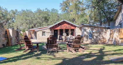 Charming Historic 2-bedroom house in Downtown Wimberley