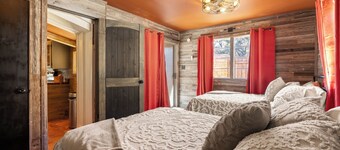 Charming Historic 2-bedroom house in Downtown Wimberley