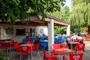 Outdoor dining - Camping 4 étoiles - ccaeh00 (Châlons-en-Champagne)