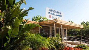 A camping and bungalow park named 'Playa Cambrils' with a covered entrance and lush greenery. - ZEcamping 3 étoiles pataugeoire 200m plage pet friendly locatif TV (Cambrils)