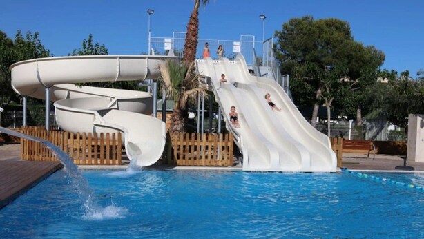 A water park with a multi-level water slide and a pool. - ZEcamping 3 étoiles pataugeoire 200m plage pet friendly locatif TV (Cambrils)