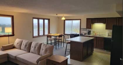 Charming 2-bedroom apartment with WiFi, AC in lovely Conesus