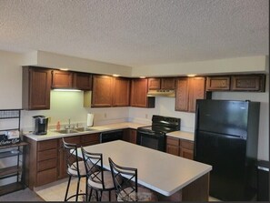 Fridge, oven, stovetop, dishwasher