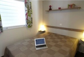 3 bedrooms, WiFi - ZEcamping 4 étoiles animé parc aquatique locatif TV 29m2 6 pers (Valras-Plage)