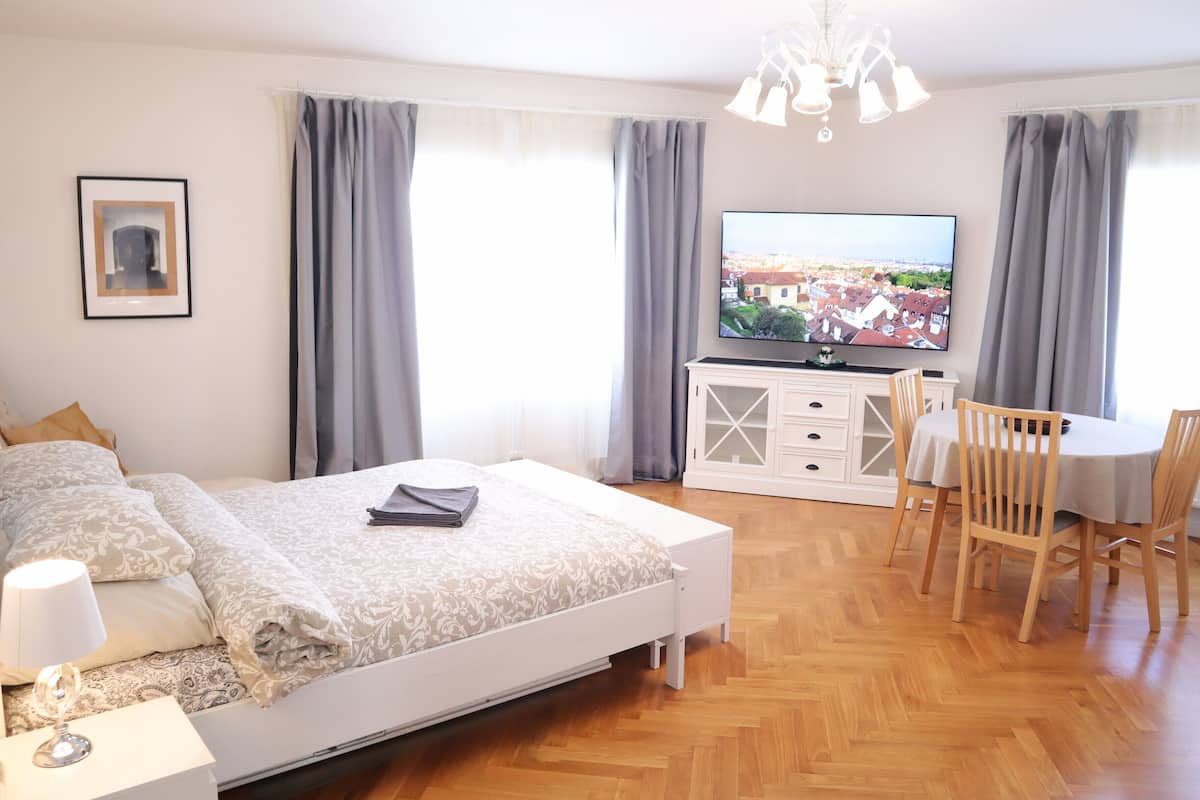 Deluxe appartement, 3 slaapkamers, uitzicht op stad | 3 slaapkamers, een bureau, een laptopwerkplek, verduisterende gordijnen