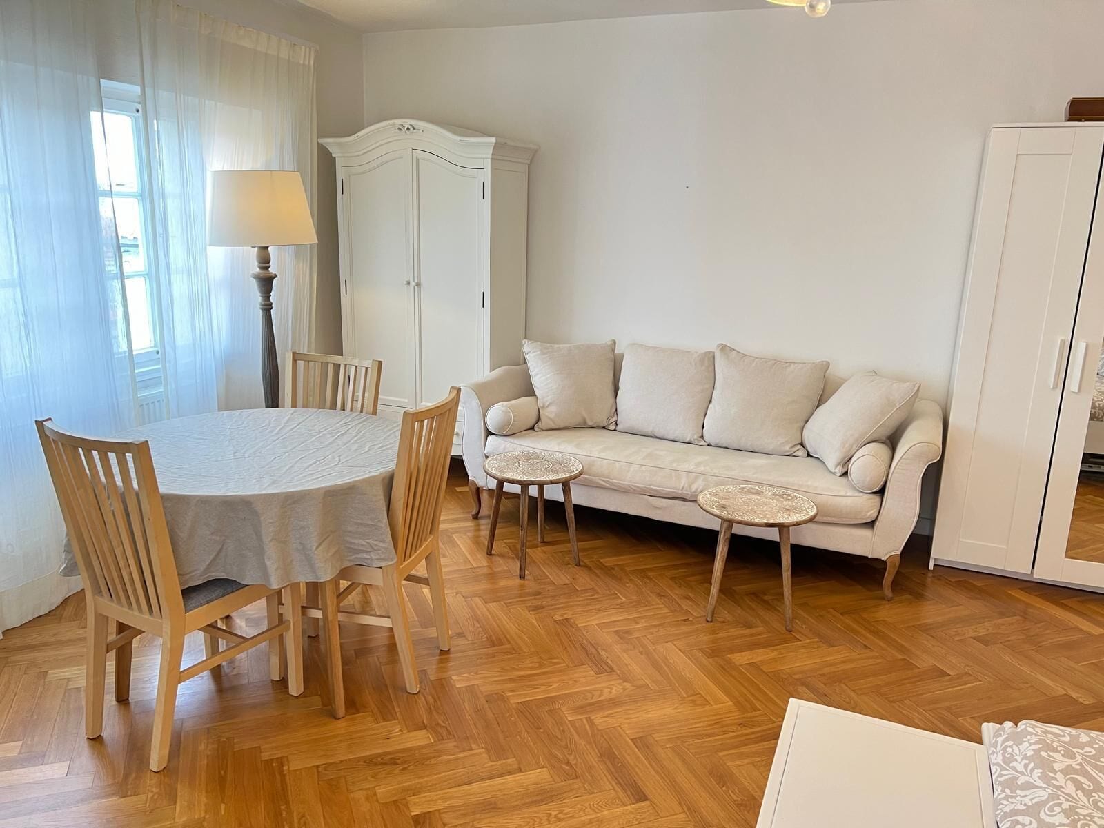Deluxe-Apartment, 3 Schlafzimmer, Stadtblick | Schreibtisch, laptopgeeigneter Arbeitsplatz, Verdunkelungsvorhänge