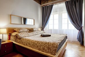 Familielejlighed - byudsigt | Skrivebord, arbejdsområde til bærbare computere, mørklægningsgardiner