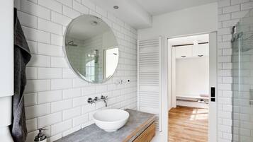 Deluxe Duplex, Garden View | Bathroom | Shower, hair dryer, slippers, towels