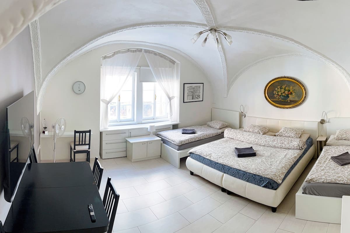 Familie appartement | 3 slaapkamers, een bureau, een laptopwerkplek, verduisterende gordijnen