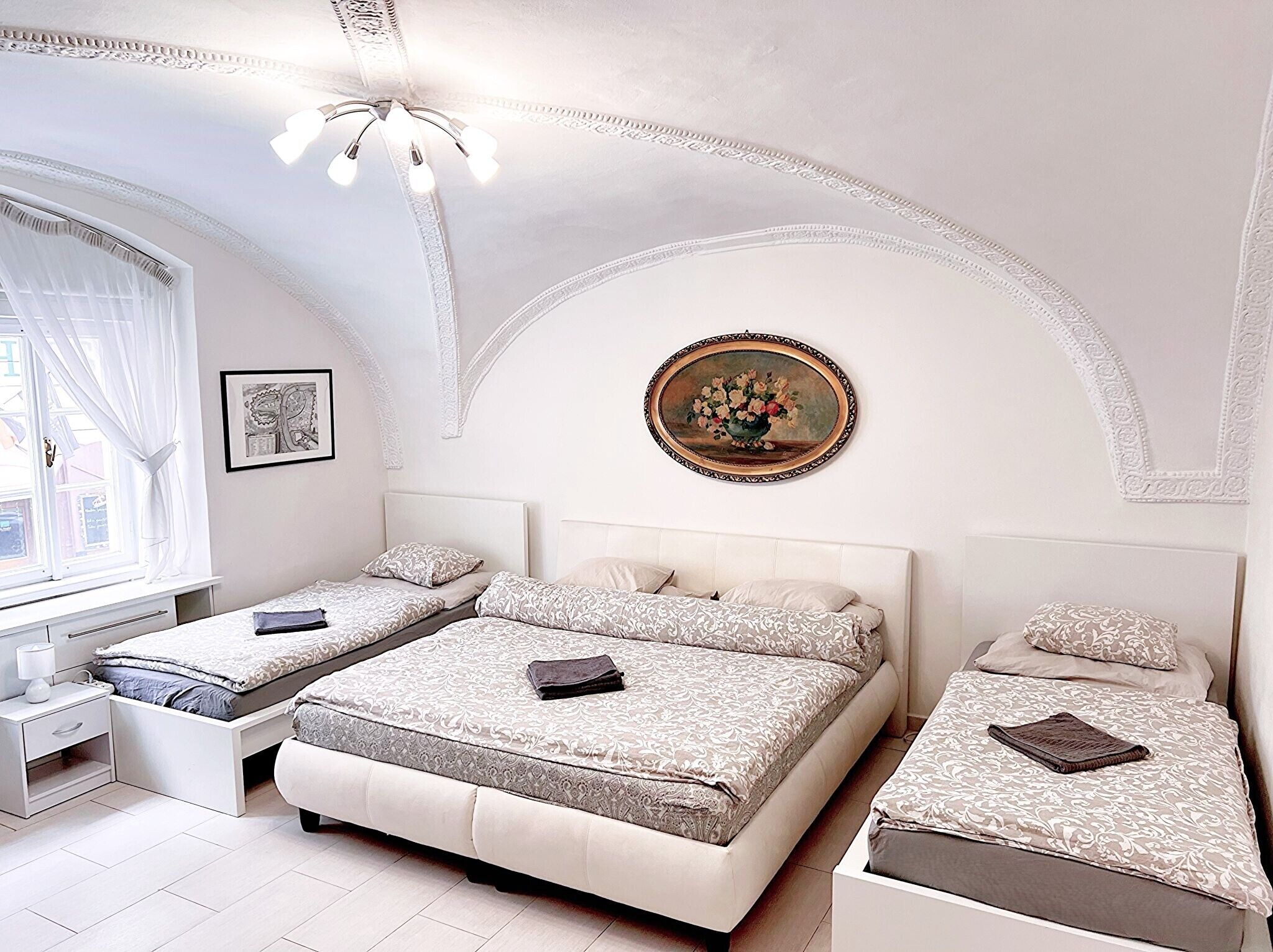 شقة عائلية | مكتب ومساحة عمل للكمبيوتر المحمول وستائر تعتيم ومكواة/لوح كي