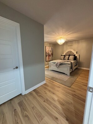 3 室のベッドルーム、アイロン / アイロン台、WiFi (無料)、ベッドシーツ