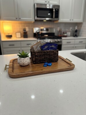 冷蔵庫、電子レンジ、オーブン、コンロ