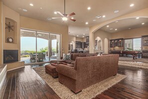 Smart-TV, peis og bøker