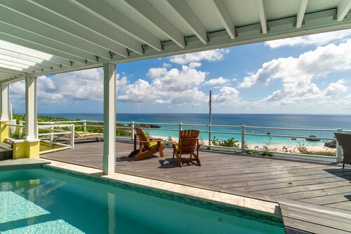 Luxury 2-bedroom villa overlooking Horseshoe Bay Beach