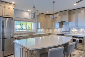 Mikrobølgeovn, ovn, kokeplater og oppvaskmaskin